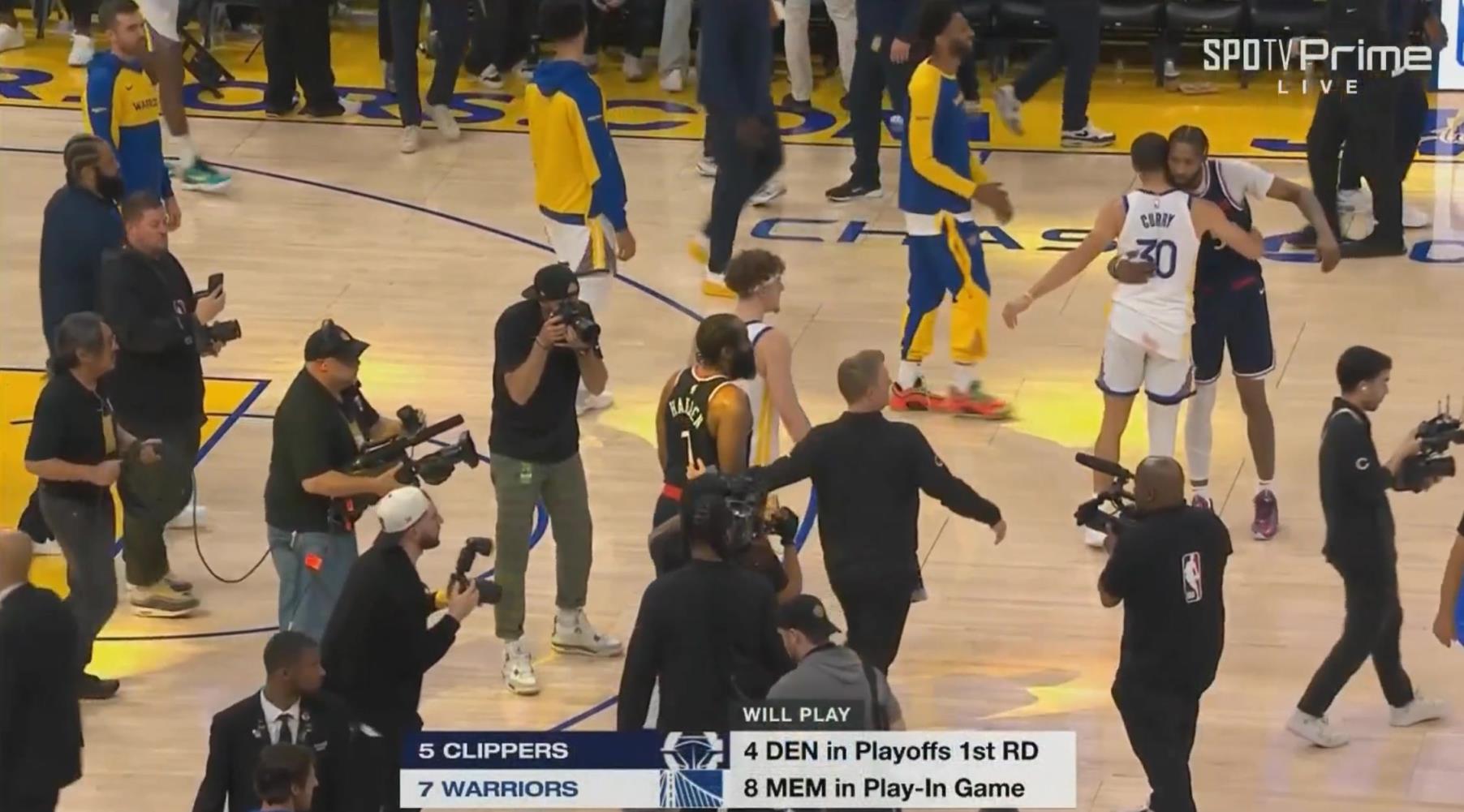 加時(shí)賽12分無(wú)解表現(xiàn)率隊(duì)獲勝！哈登賽后臉上笑容藏不住呀